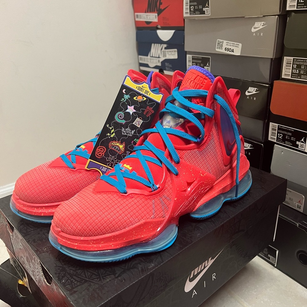 Nike LeBron 19 King's Crown 2022